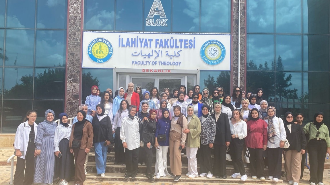 Ümmü Gülsüm Kız İHL Öğrencilerinden Üniversite Gezisi